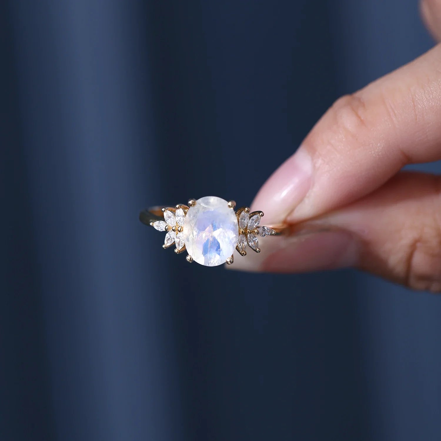 Mondstein-Ehering mit einem echten Mondstein und einem Diamanten | Shop Nory