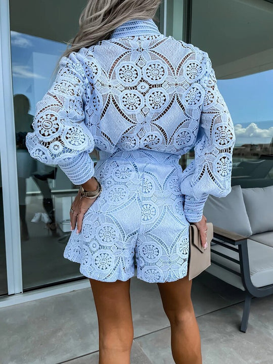 Lochspitzenbluse und Shorts-Set