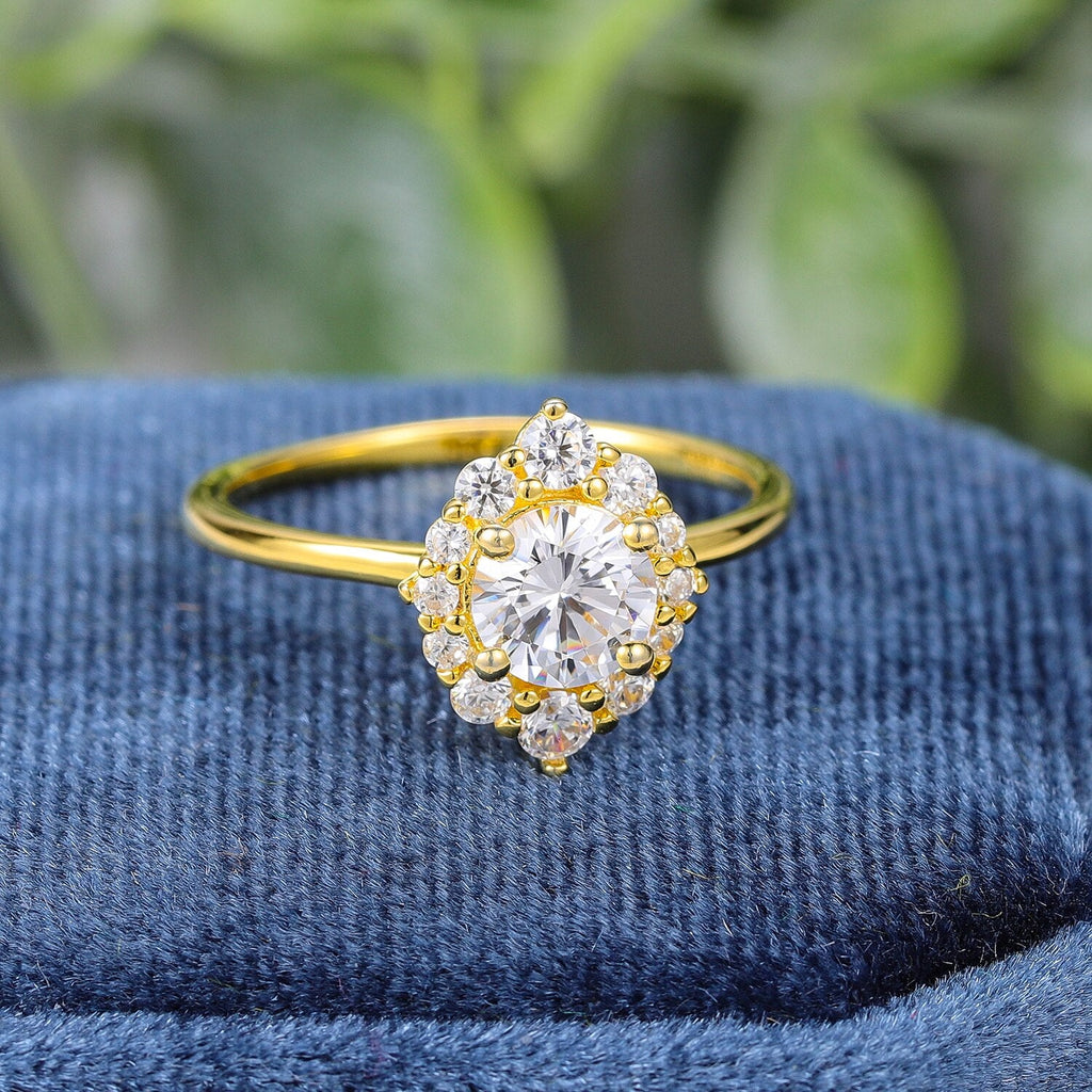 Moissanit-Solitärring mit Halo-Fassung im Rundschliff | Shop Nory