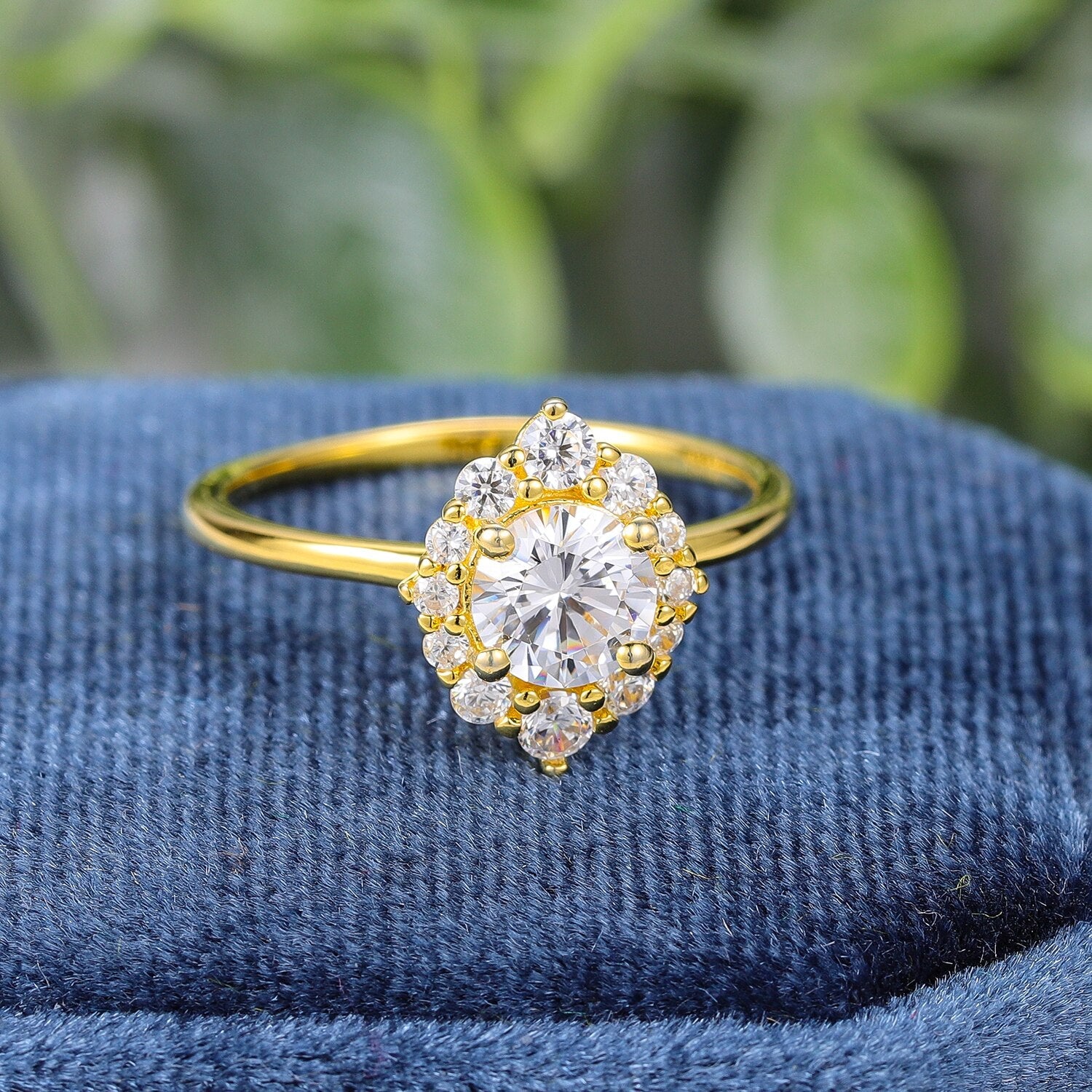 Moissanit-Solitärring mit Halo-Fassung im Rundschliff | Shop Nory