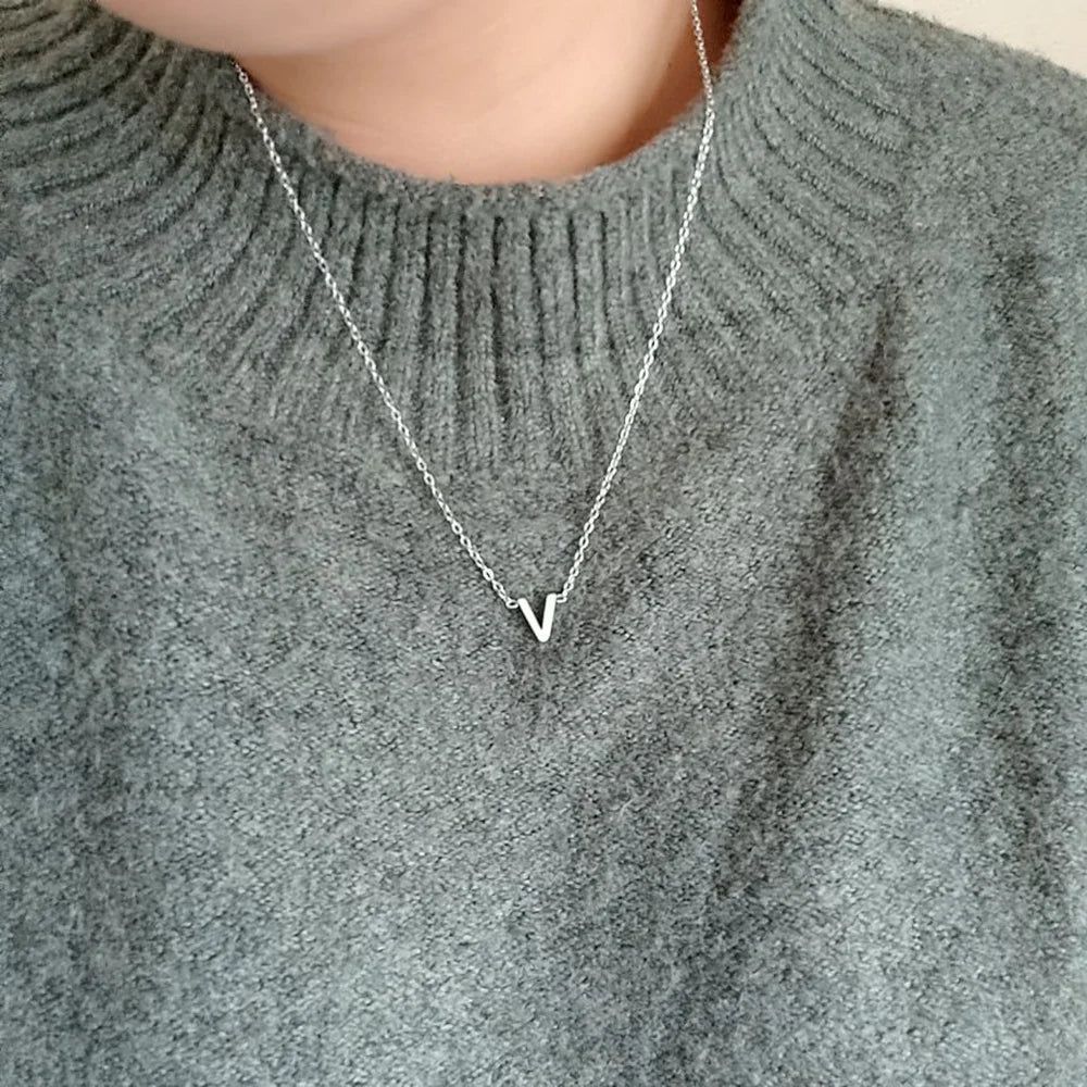 Minimalistische Initialen Halskette – A–Z Alphabet Edelstahl Choker für Frauen Shop Nory