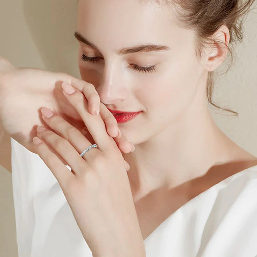 Exquisite Moissanite Ewigkeit Band - 18k Weißgold Luxus | Shop Nory