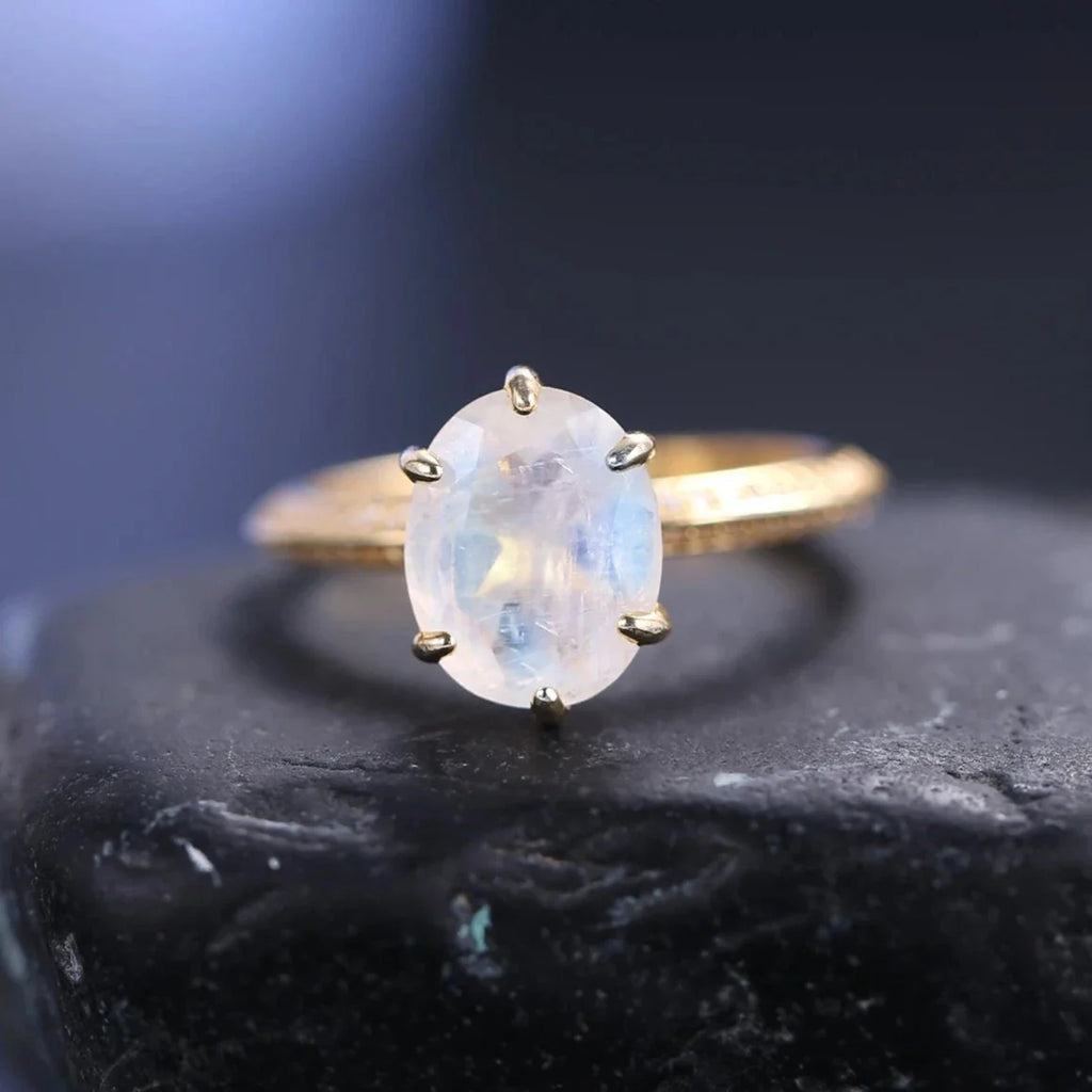 Echter Mondsteinring mit einem ovalen Mondstein, schlicht und zierlich | Shop Nory