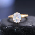 Echter Mondsteinring mit einem ovalen Mondstein, schlicht und zierlich | Shop Nory