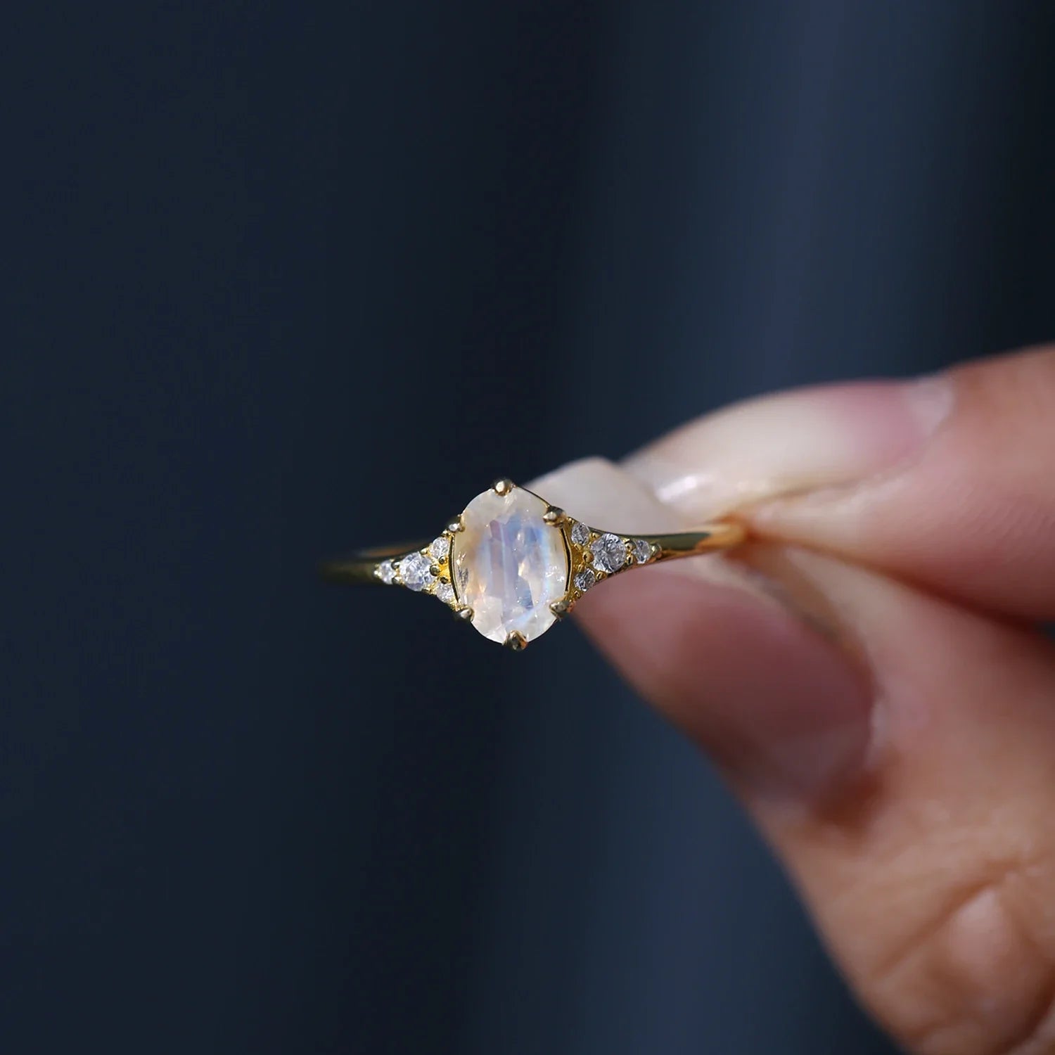 Mondstein- und Diamant-Verlobungsring mit ovalem Mondstein | Shop Nory