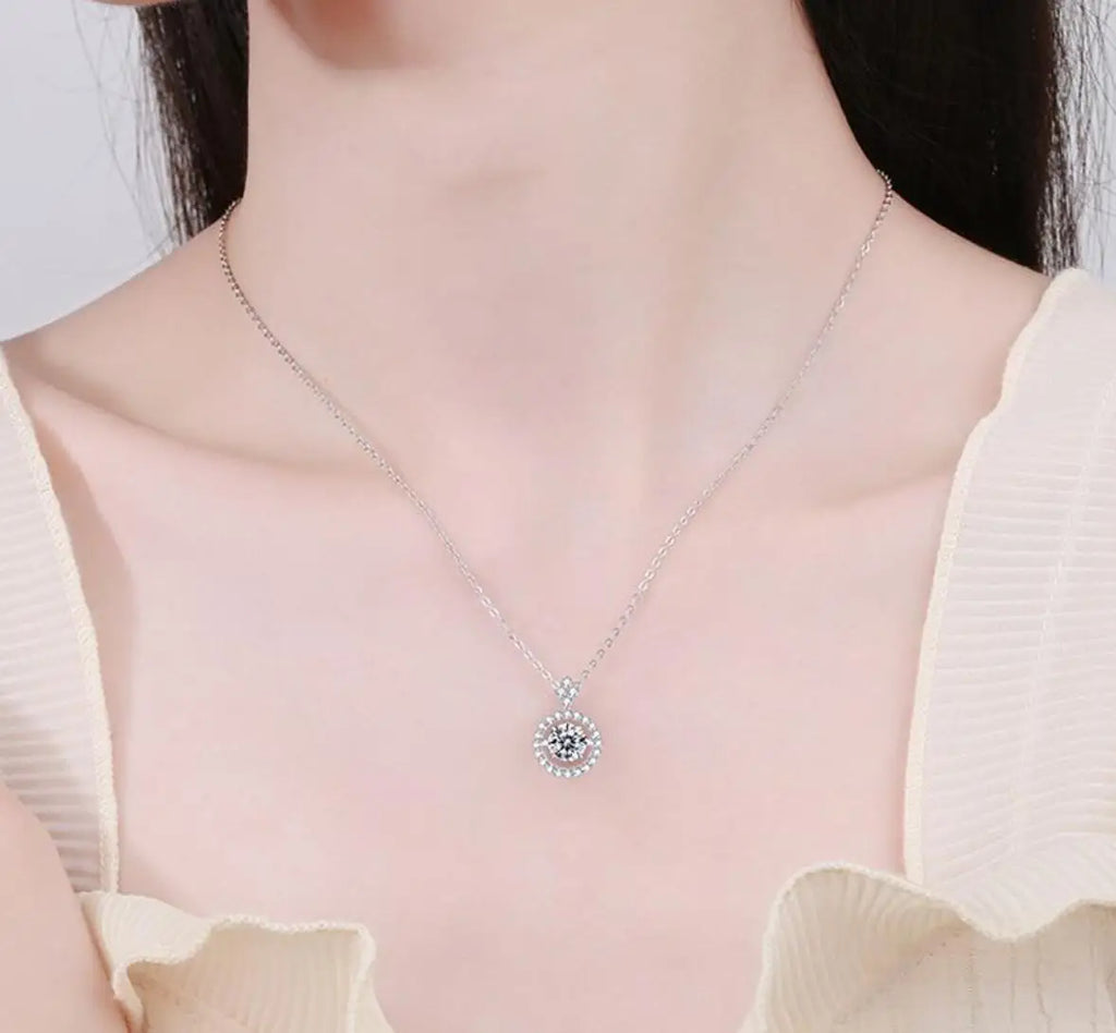 Exquisite Moissanite Krone Halskette - Luxus und Brillanz | Shop Nory