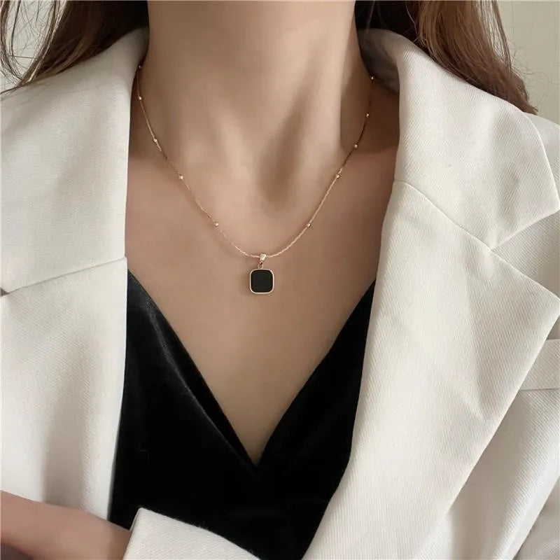 Exquisites schwarzes quadratisches Anhänger-Halsband | Shop Nory