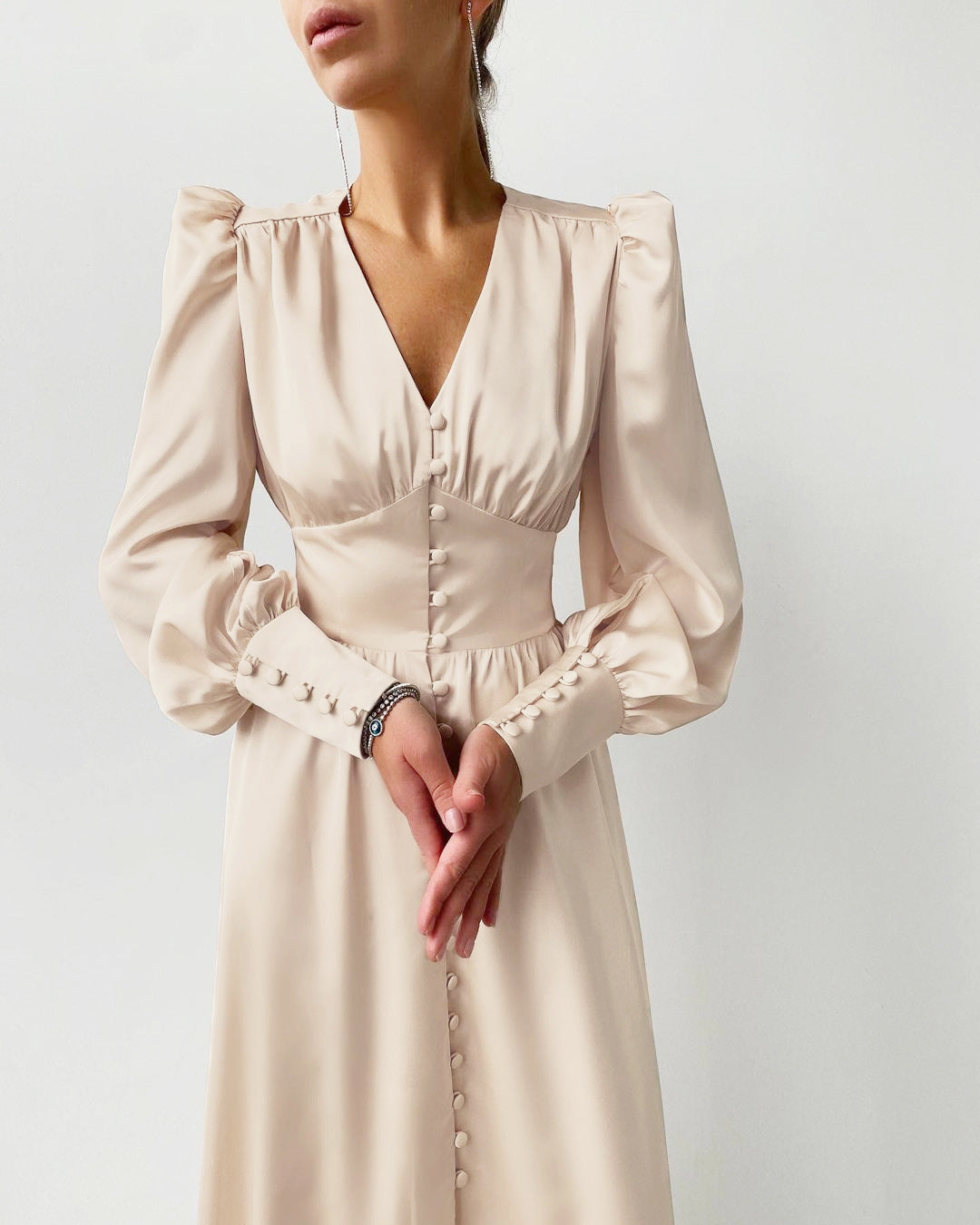 Elegante Satinkleider für Frühling und Sommer