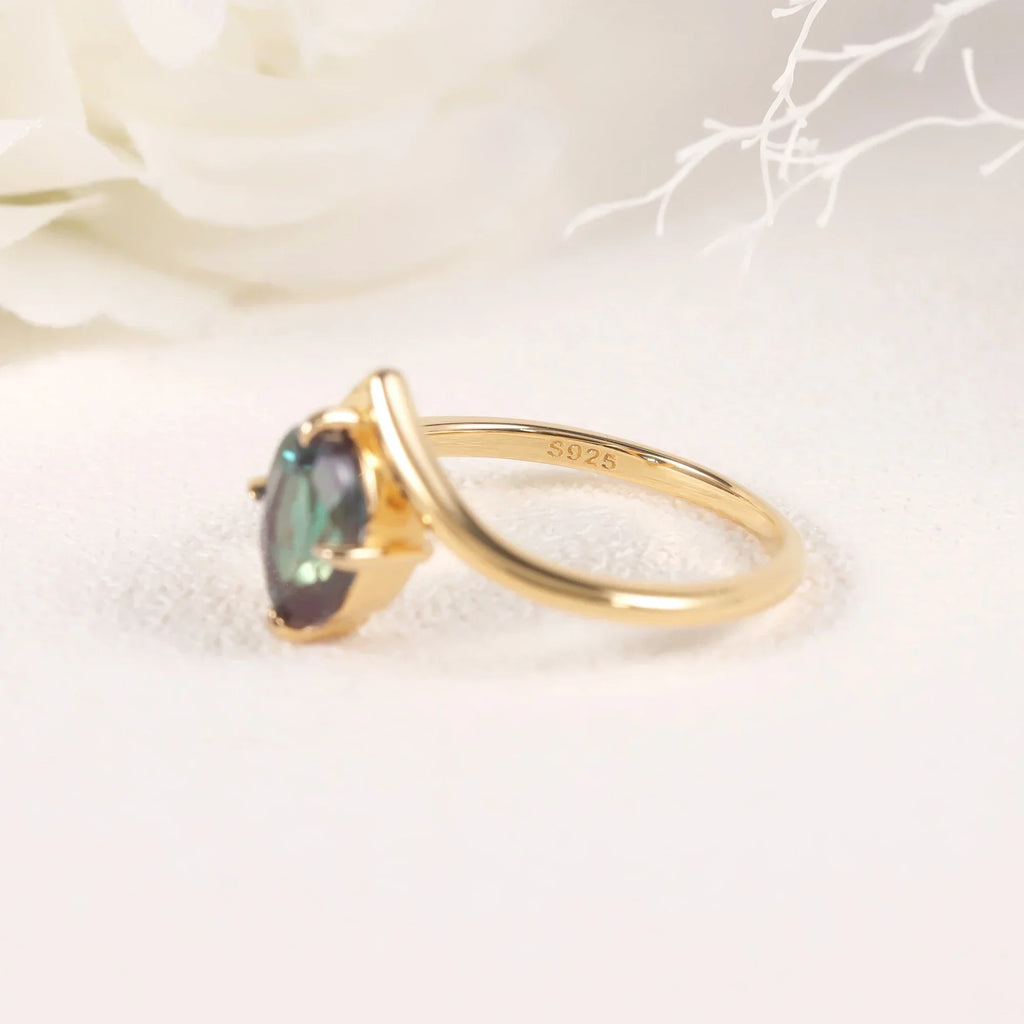 Alexandrit-Versprechensring, goldener, gebogener Ring mit Farbwechsel im Juni-Geburtsstein | Shop Nory