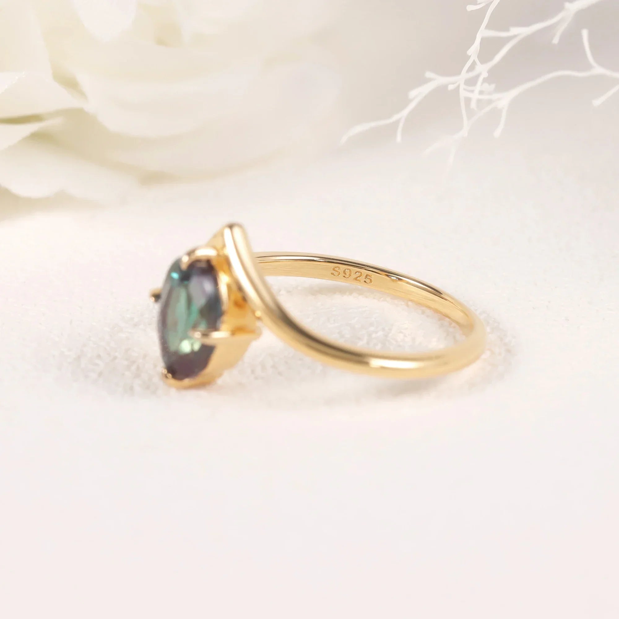 Alexandrit-Versprechensring, goldener, gebogener Ring mit Farbwechsel im Juni-Geburtsstein | Shop Nory
