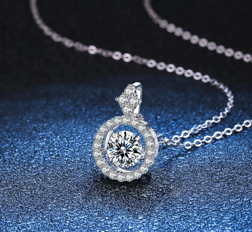 Exquisite Moissanite Krone Halskette - Luxus und Brillanz | Shop Nory