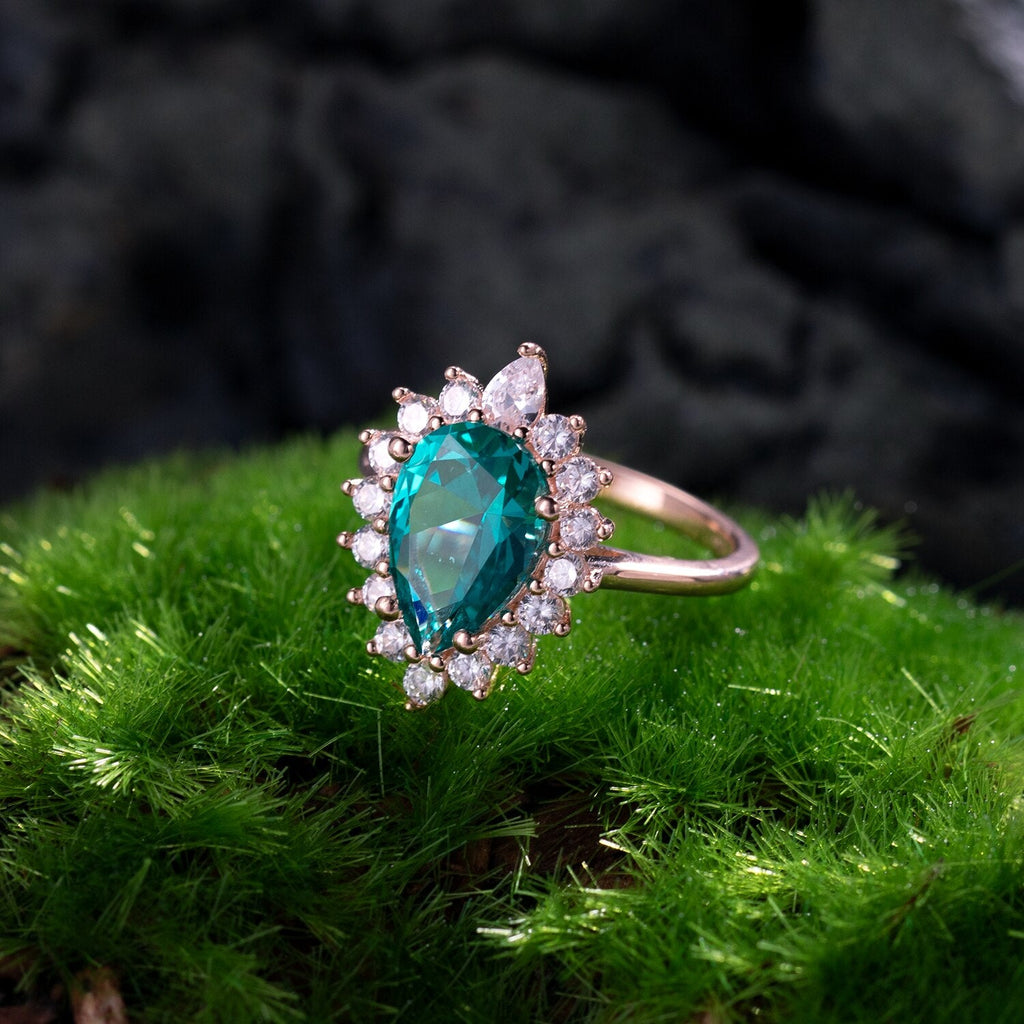 Verlobungsring mit grünem Smaragd, vom Labor hergestellter Tropfen aus Roségold | Shop Nory