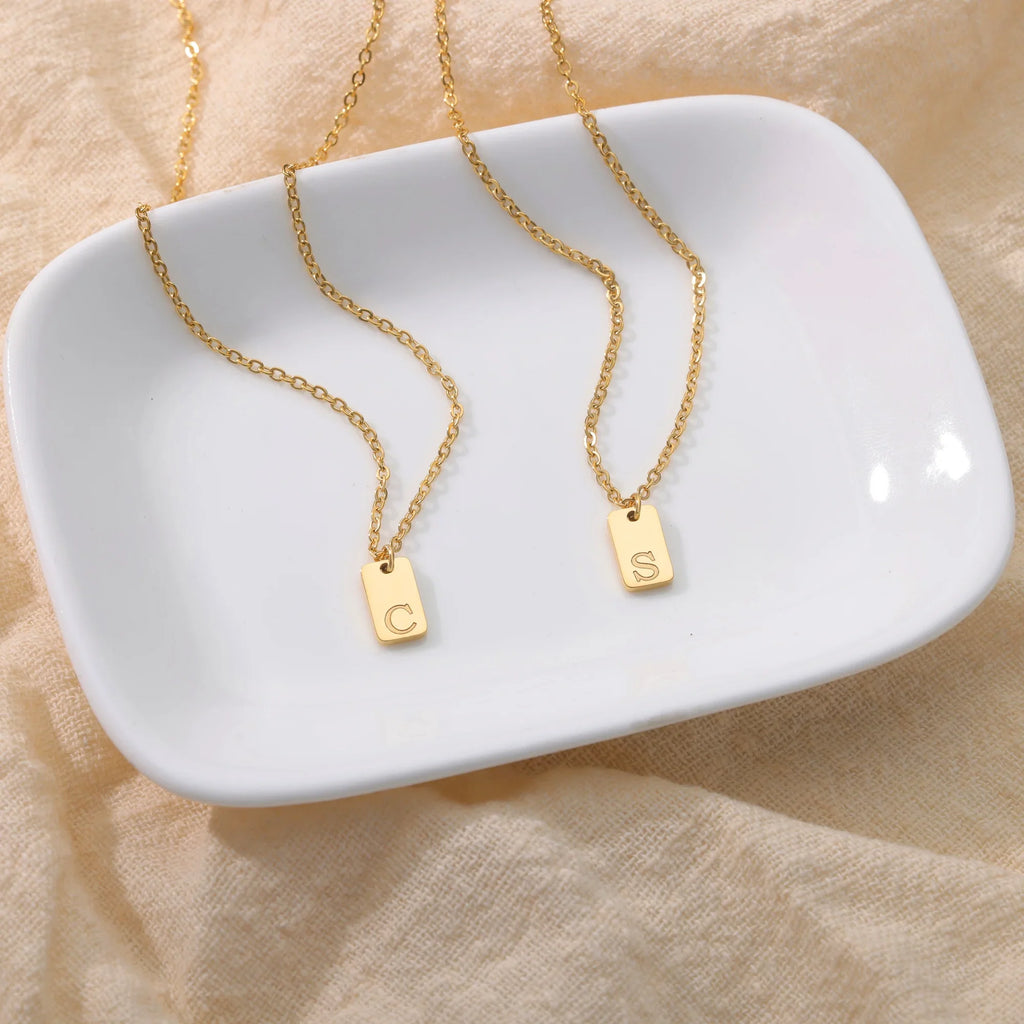 Winzige quadratische gravierte Initialbuchstaben-Goldhalsketten | Shop Nory