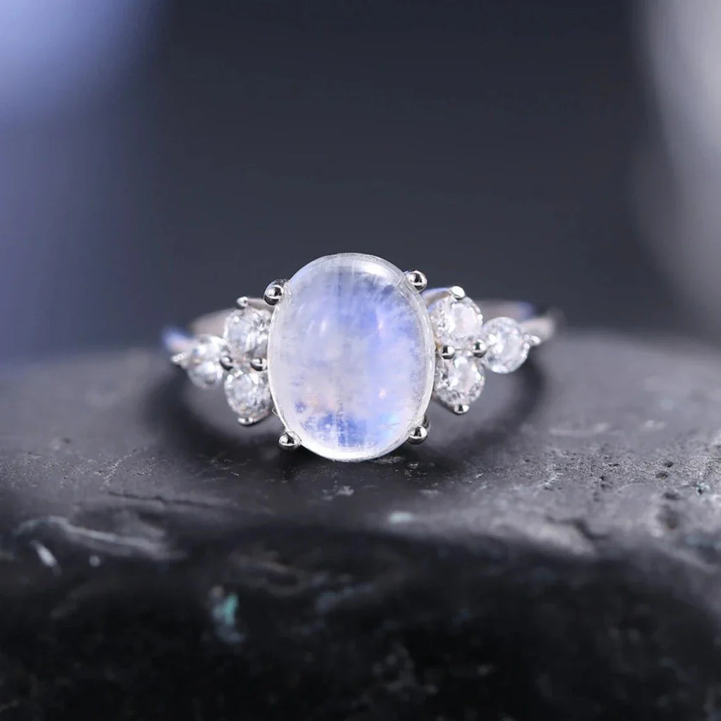 Silberner Mondsteinring mit einem ovalen Mondstein und einem klaren Diamanten | Shop Nory