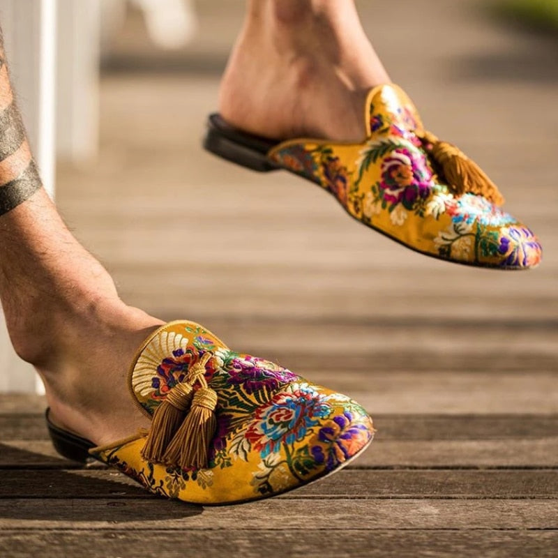 Schuhe mit floralen Quasten