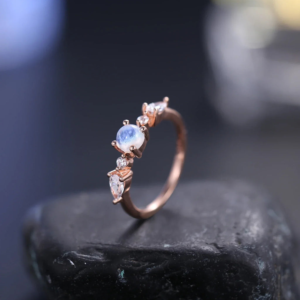 Damenring aus Mondstein in Roségold mit kleinen runden Mondsteinen romantischer Ring für sie | Shop Nory