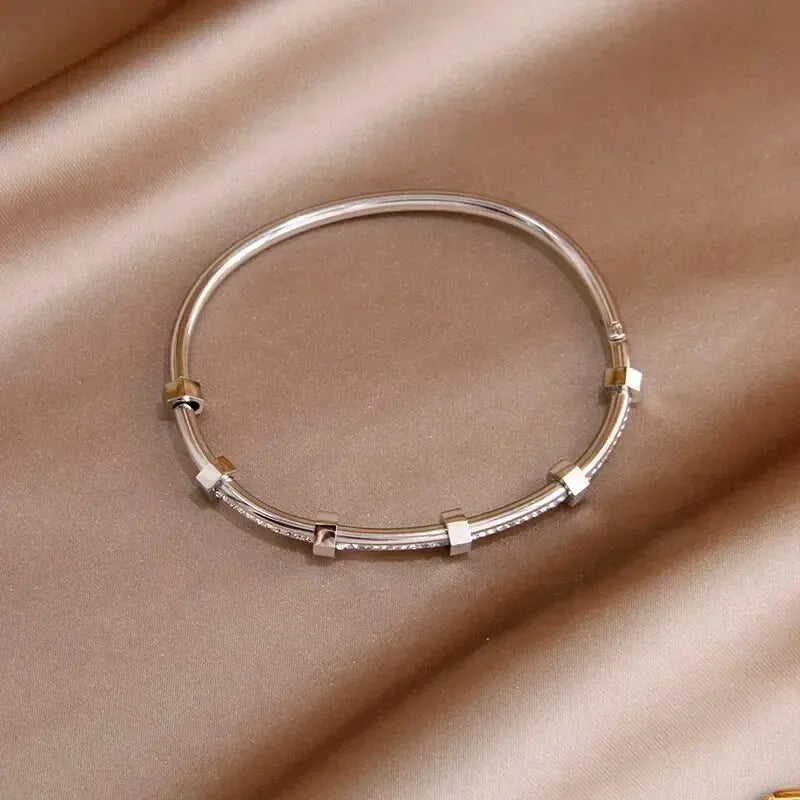 Elegante Cubic-Zirkonia-Armbänder für Frauen in Gold und Silber | Shop Nory