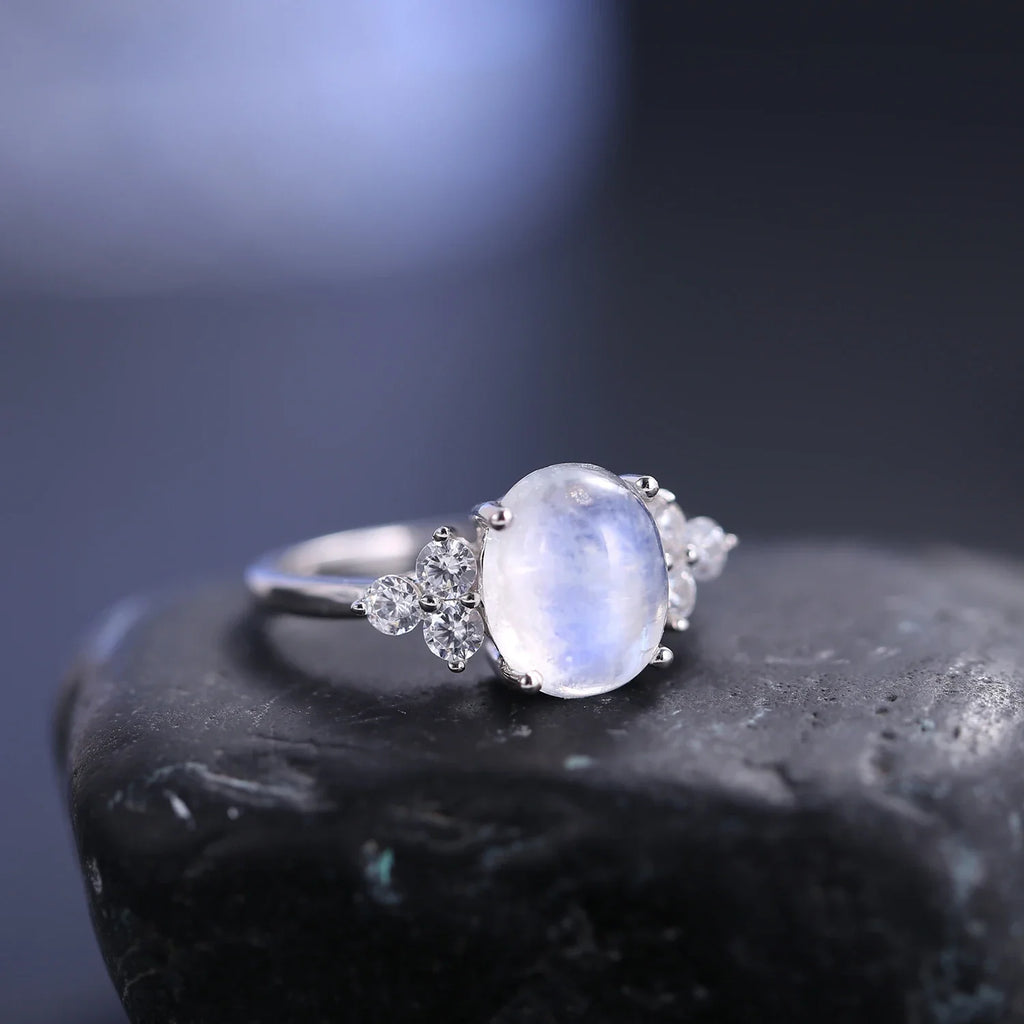 Silberner Mondsteinring mit einem ovalen Mondstein und einem klaren Diamanten | Shop Nory