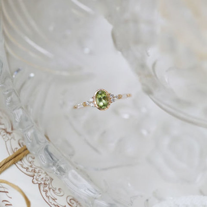 Cool erfrischender olivgrüner Edelsteinring | Shop Nory