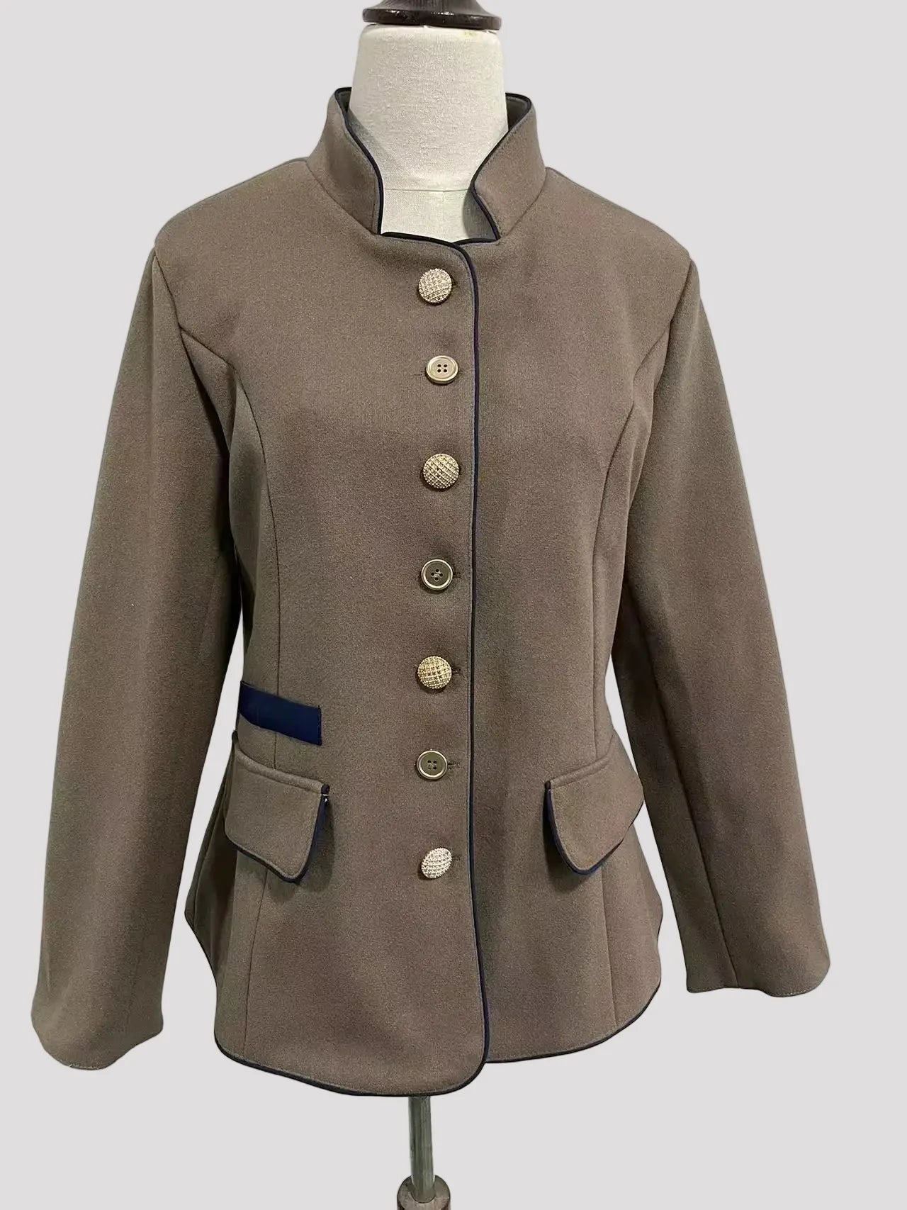 Damen Kurzjacke mit Mehrknopfleiste und Farbakzenten | ShopNory