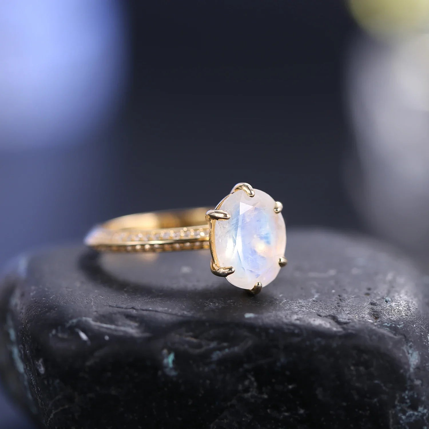 Echter Mondsteinring mit einem ovalen Mondstein, schlicht und zierlich | Shop Nory