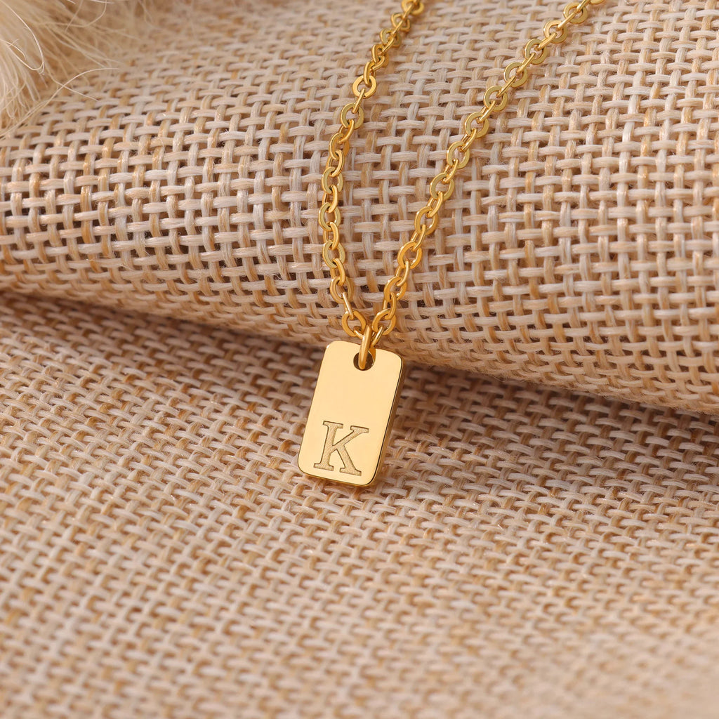 Winzige quadratische gravierte Initialbuchstaben-Goldhalsketten | Shop Nory