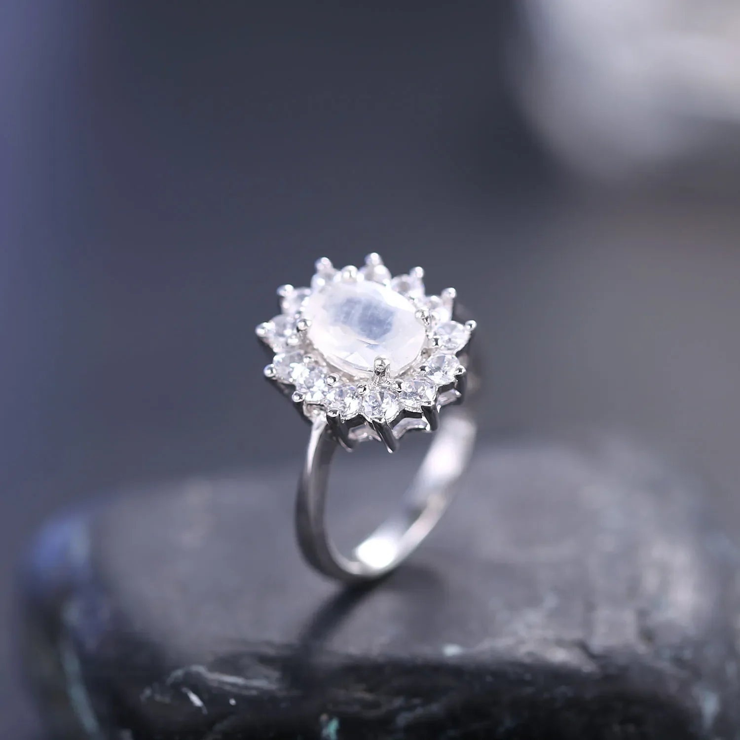 Mondstein- und Diamant-CZ-Ring (Mini) mit einem ovalen Mondstein und CZ-Versprechensring für sie | Shop Nory