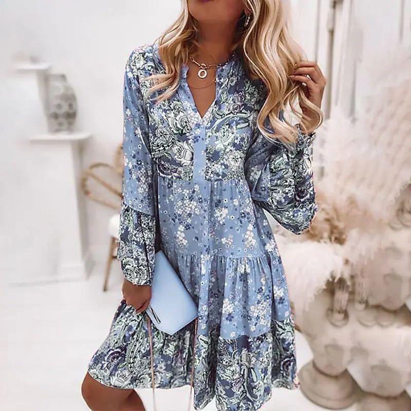 Mehrfarbiges Sommerkleid mit V-Ausschnitt
