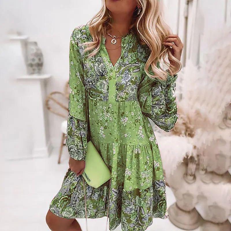 Mehrfarbiges Sommerkleid mit V-Ausschnitt