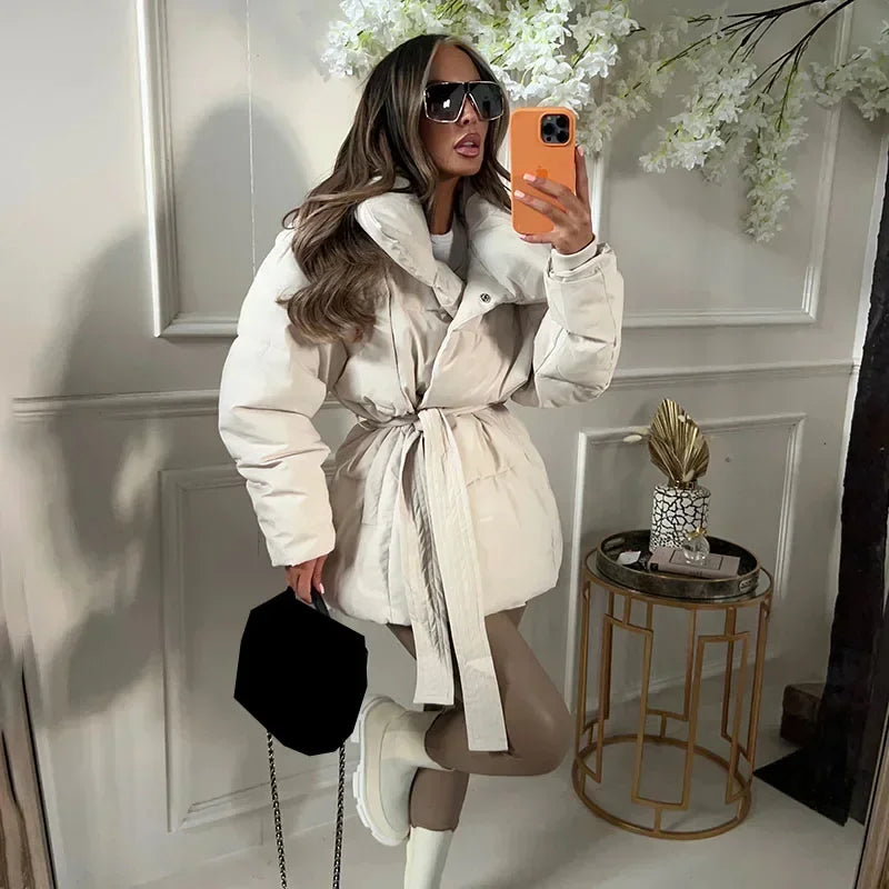 ShopNory | Kurze Damenjacke mit Stehkragen und Taillierter Taille