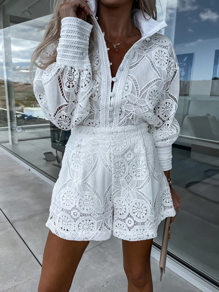 Lochspitzenbluse und Shorts-Set