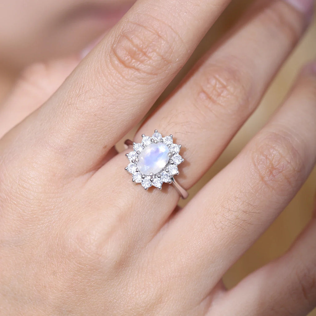 Mondstein- und Diamant-CZ-Ring (Mini) mit einem ovalen Mondstein und CZ-Versprechensring für sie | Shop Nory