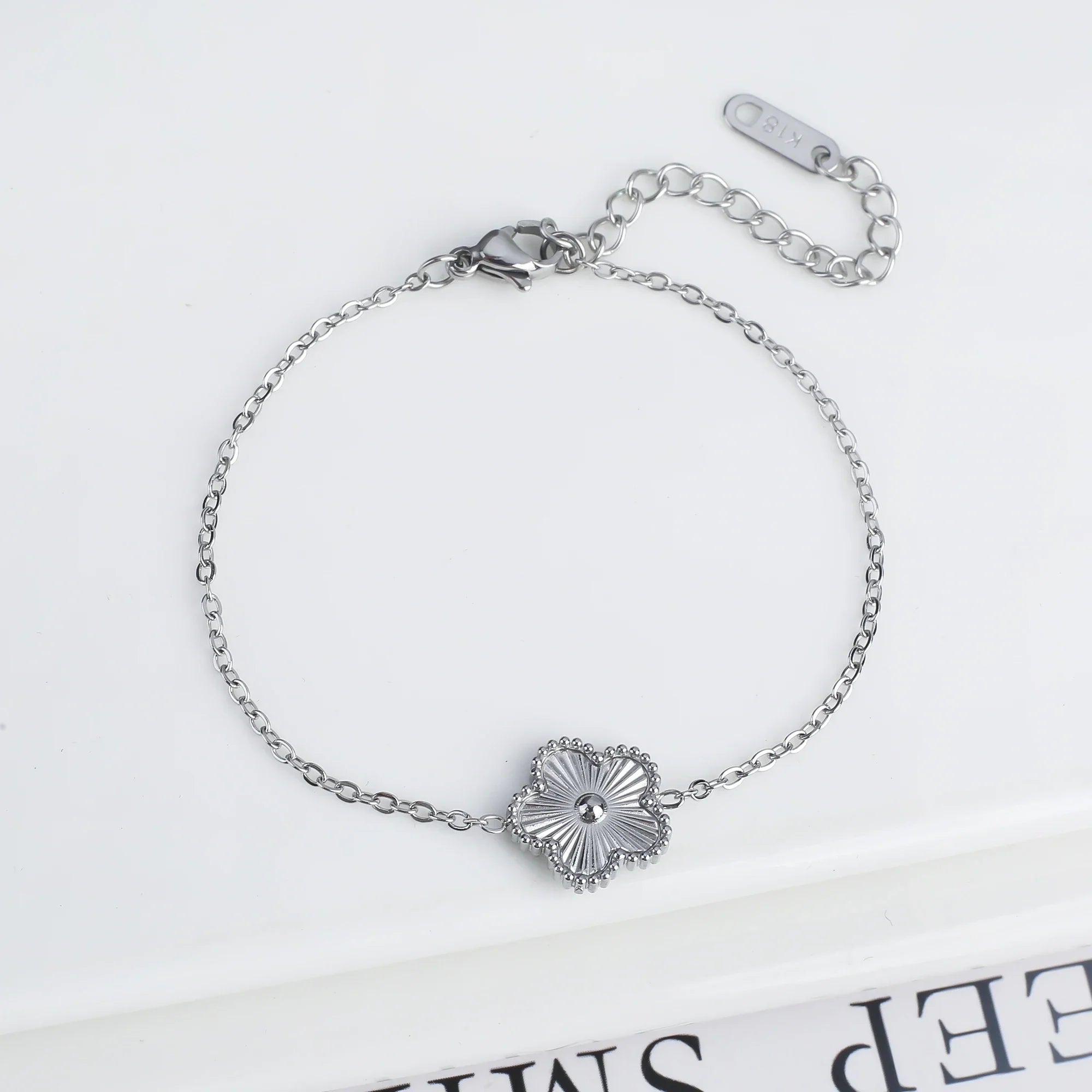 Klassisches Edelstahl Fünf-Blumen-Armband für Damen Shop Nory
