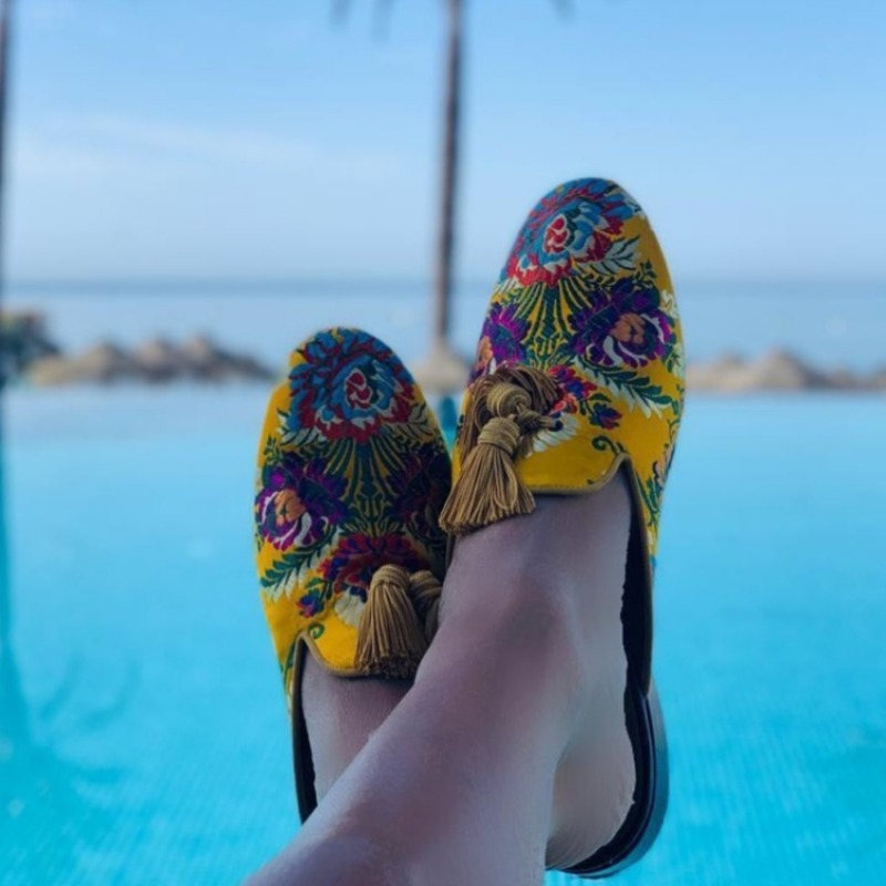Schuhe mit floralen Quasten
