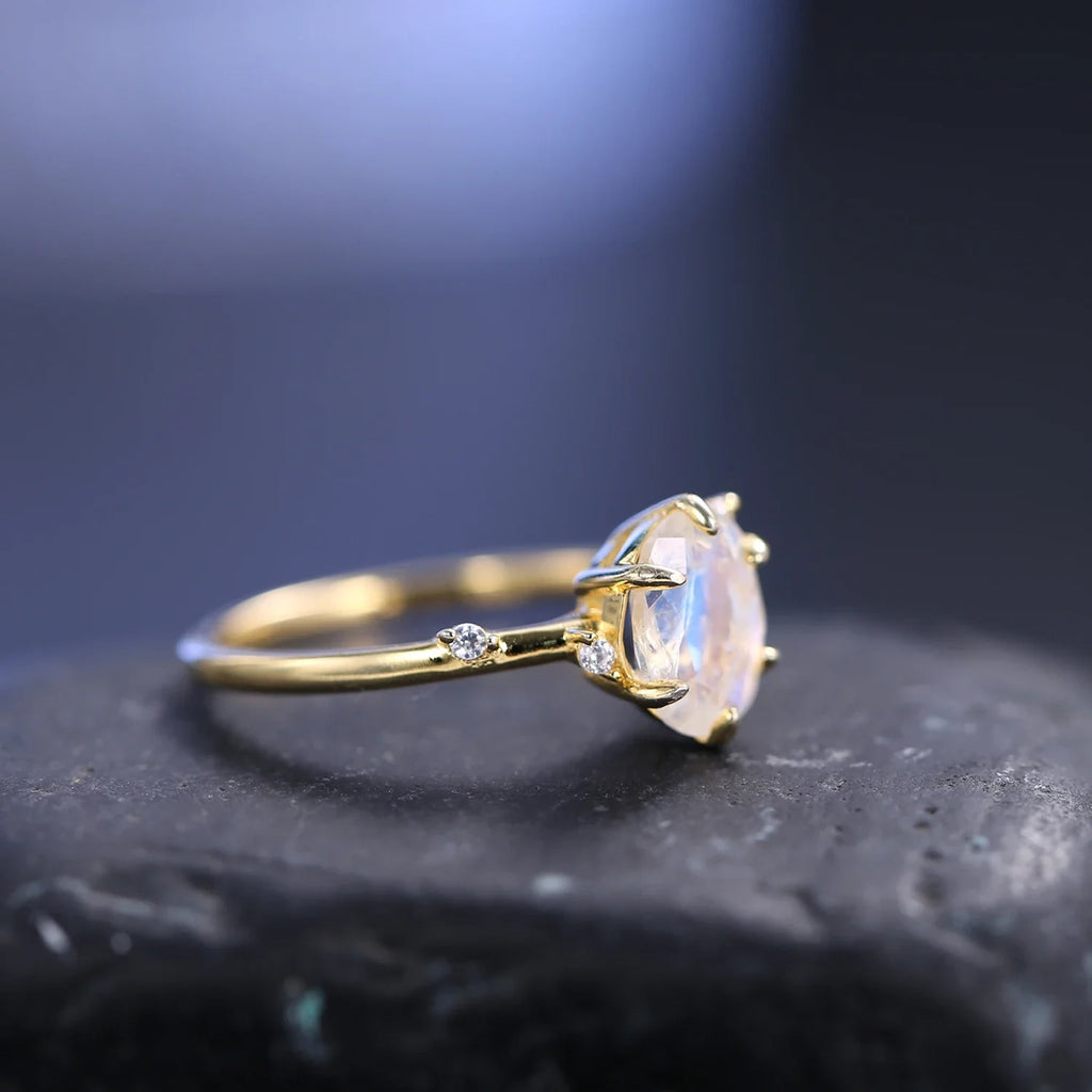 Blattring mit einem natürlichen Mondstein in Gold | Shop Nory