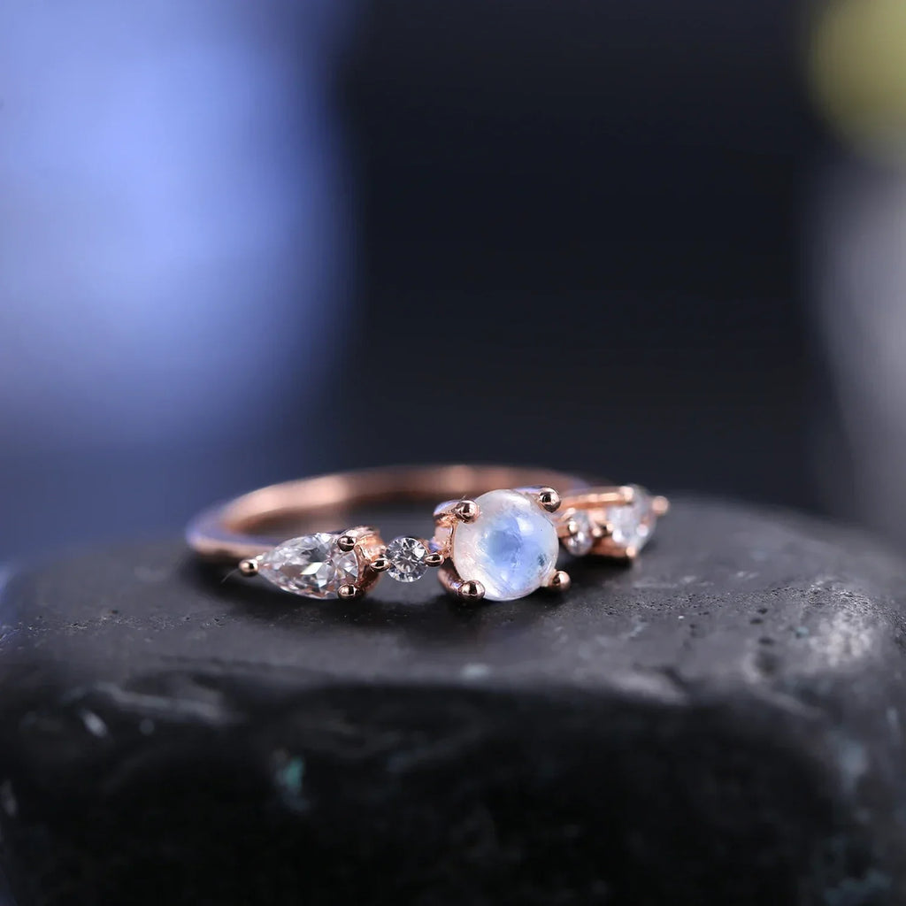 Damenring aus Mondstein in Roségold mit kleinen runden Mondsteinen romantischer Ring für sie | Shop Nory