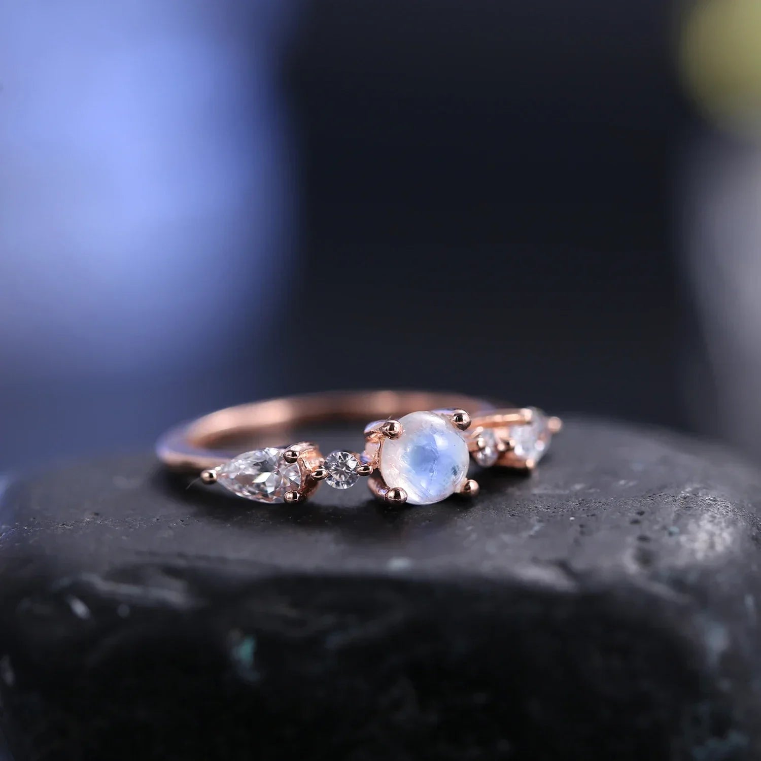 Damenring aus Mondstein in Roségold mit kleinen runden Mondsteinen romantischer Ring für sie | Shop Nory