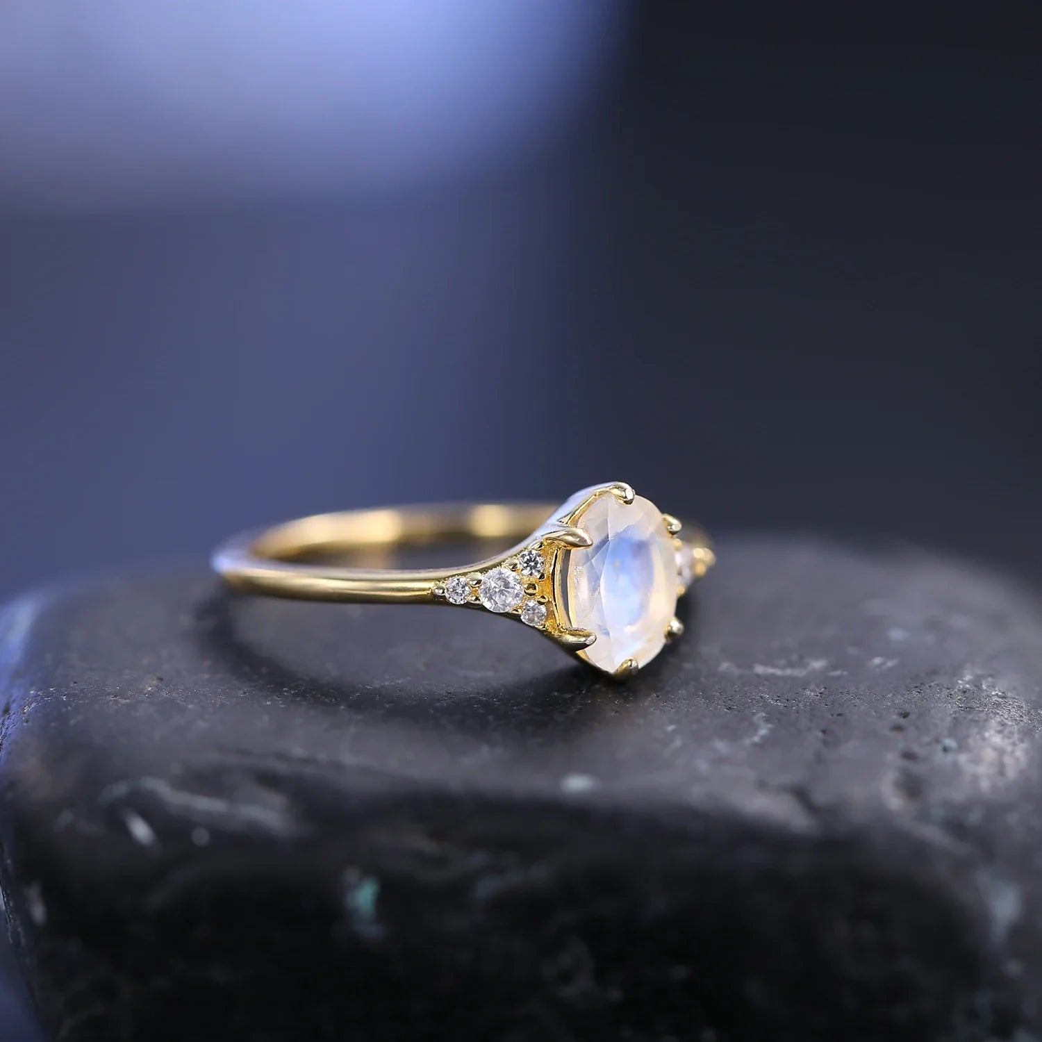 Mondstein- und Diamant-Verlobungsring mit ovalem Mondstein | Shop Nory