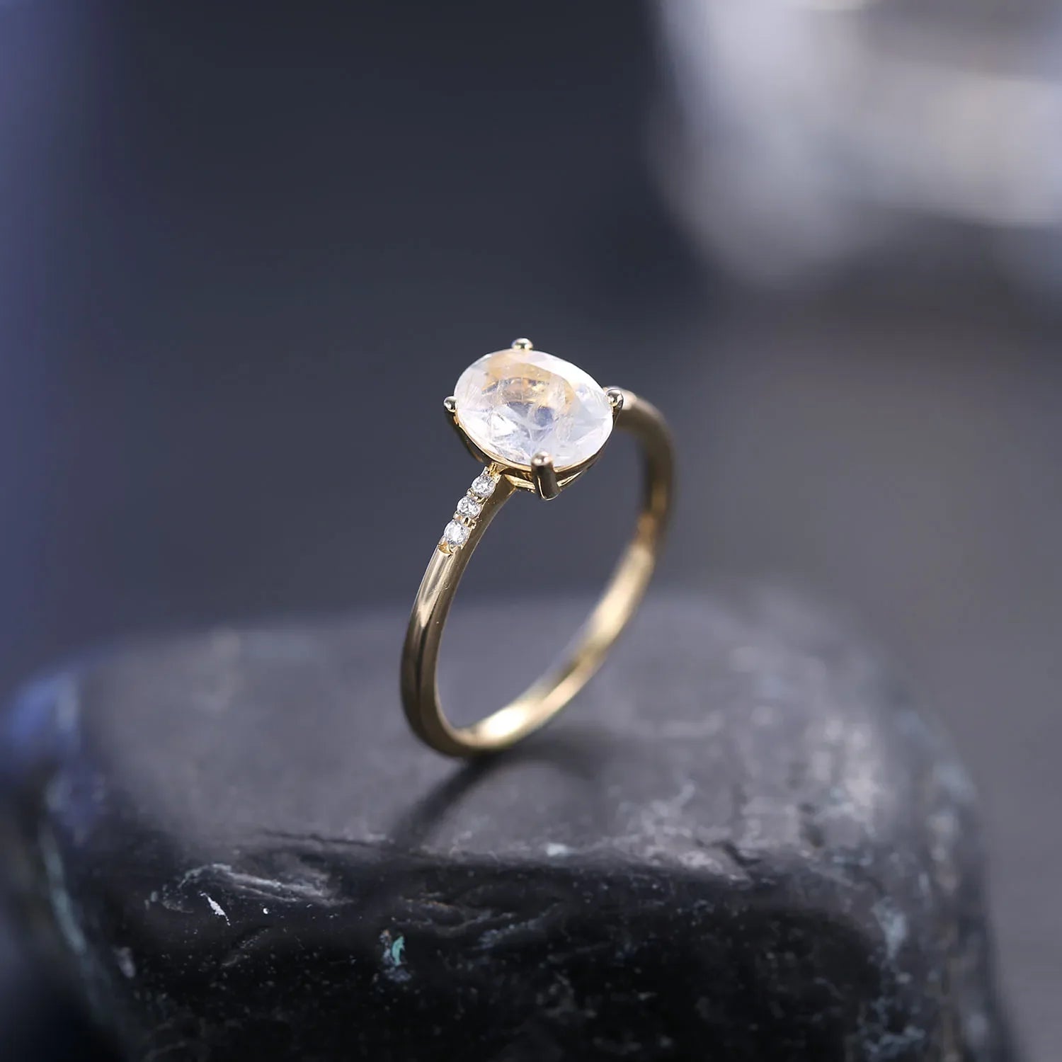 Mondstein-Edelsteinring mit einem natürlichen Mondstein und klaren CZ-Steinen | Shop Nory
