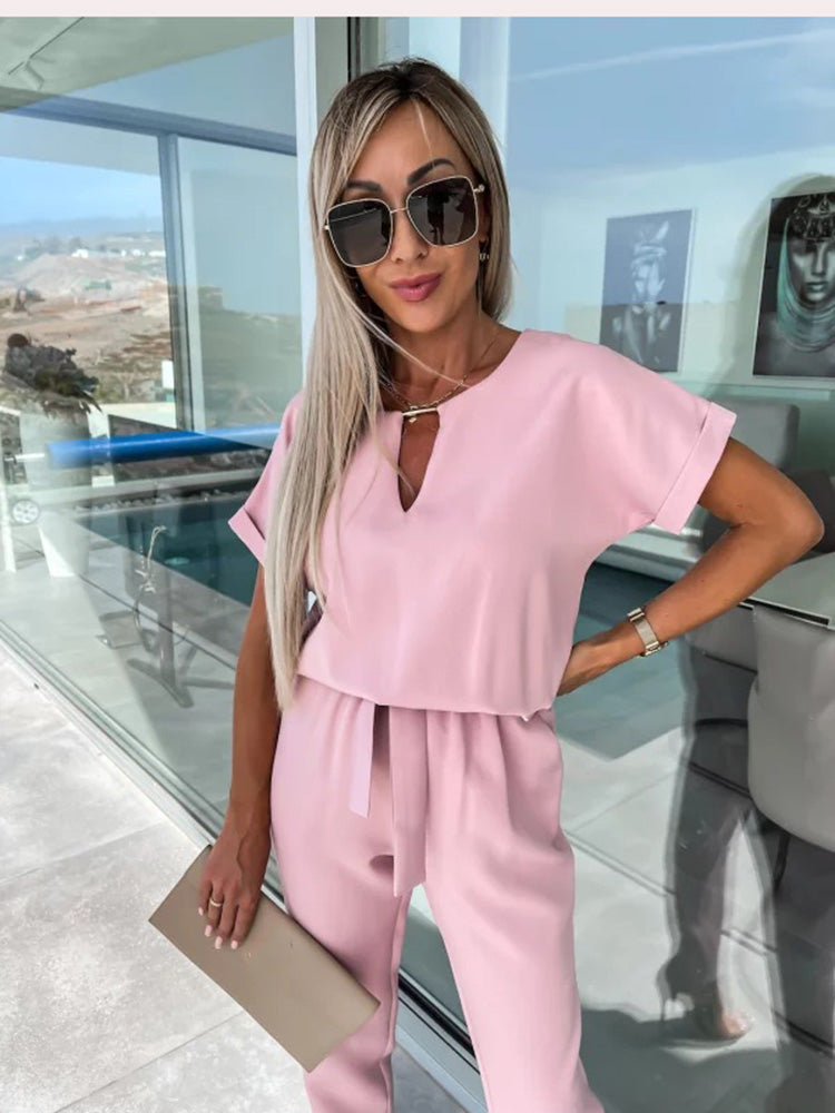 Eleganter Jumpsuit mit kurzen Ärmeln und Gürtel