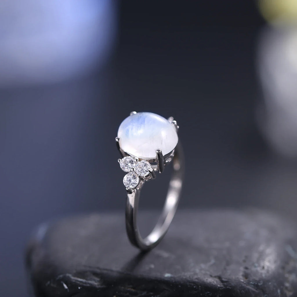 Silberner Mondsteinring mit einem ovalen Mondstein und einem klaren Diamanten | Shop Nory