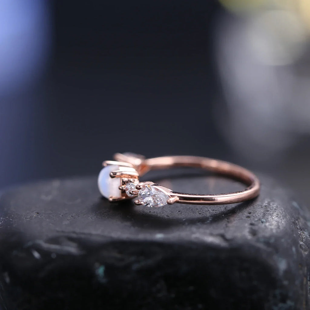 Damenring aus Mondstein in Roségold mit kleinen runden Mondsteinen romantischer Ring für sie | Shop Nory