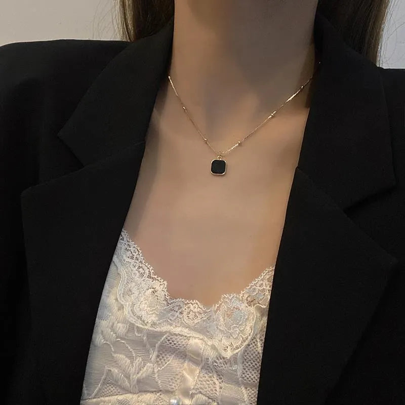 Exquisites schwarzes quadratisches Anhänger-Halsband | Shop Nory