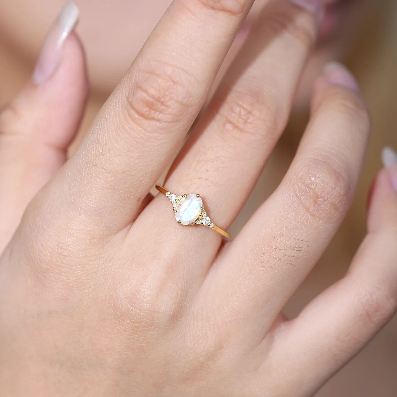 Mondstein- und Diamant-Verlobungsring mit ovalem Mondstein | Shop Nory