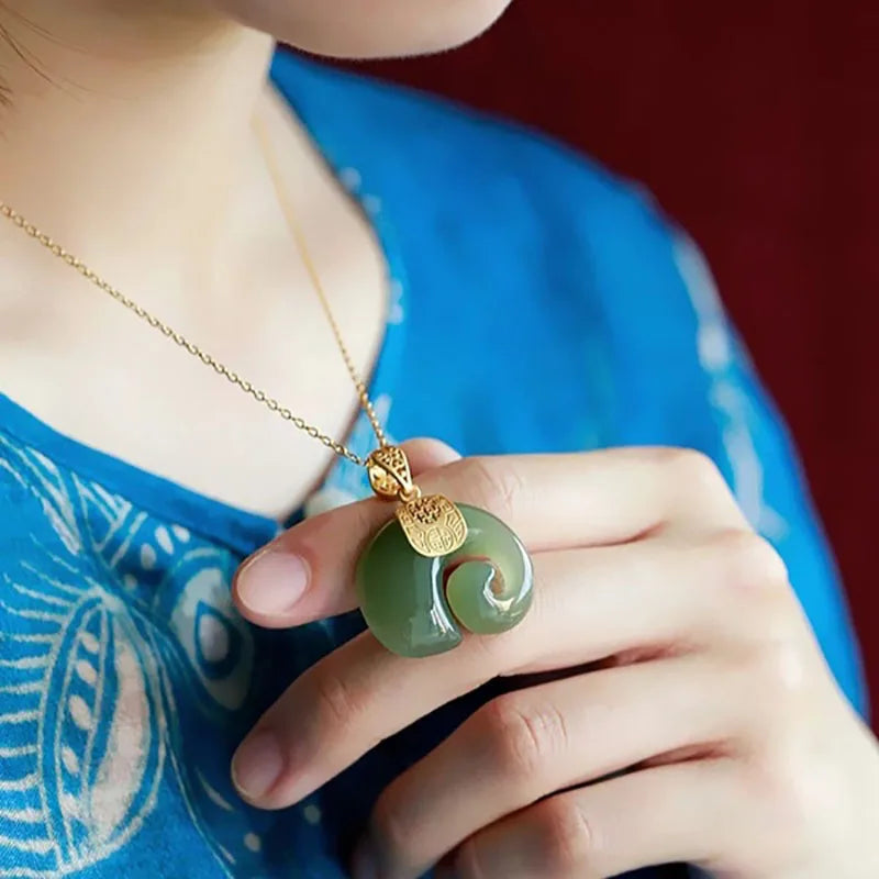 Elegante Hetian Jade Elefantenanhänger Halskette für Frauen | Shop Nory