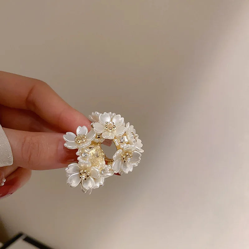Runde Blütenakzent elegante Ohrringe