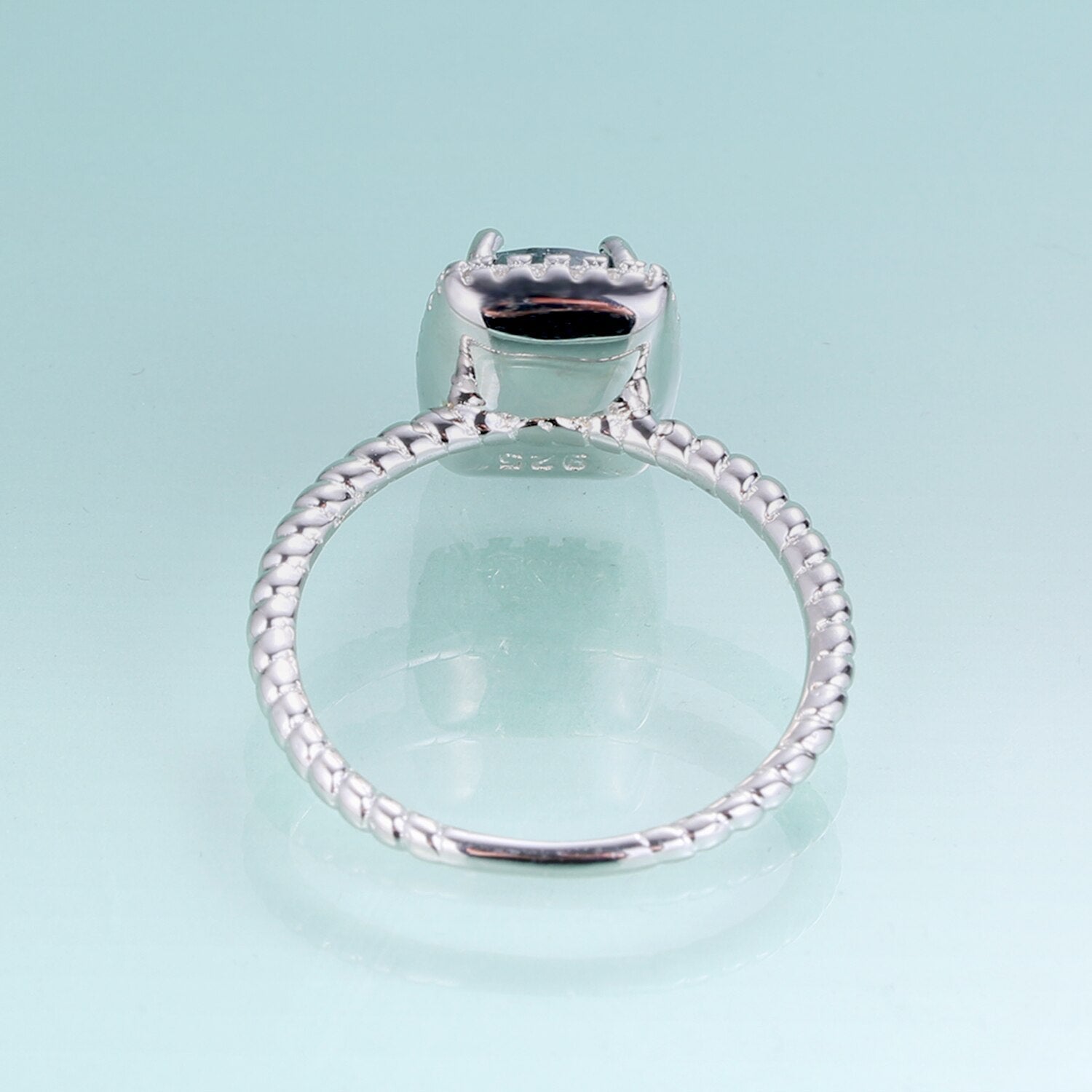 Moosachat-Verlobungsring in silbernem Halo-Ring in rechteckiger Form | Shop Nory