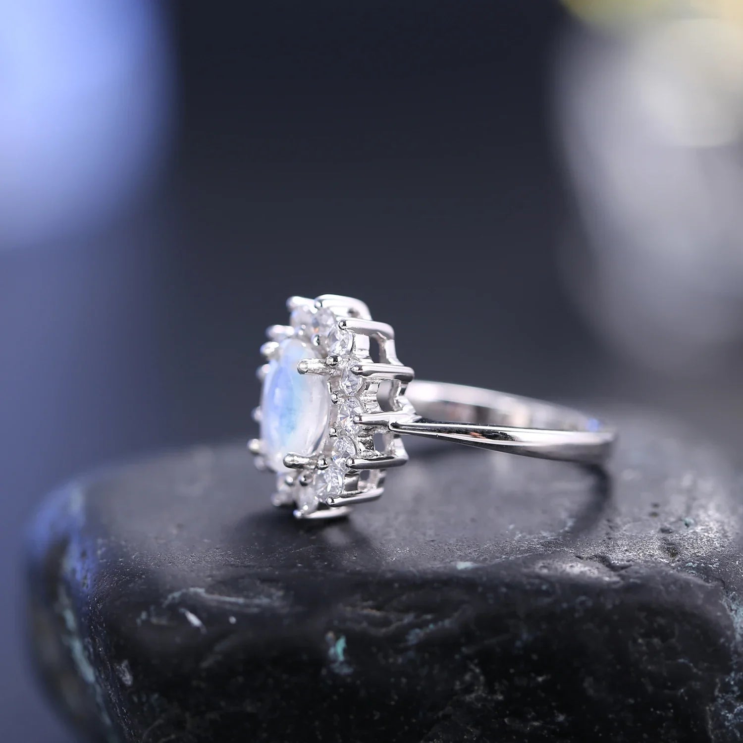 Mondstein- und Diamant-CZ-Ring (Mini) mit einem ovalen Mondstein und CZ-Versprechensring für sie | Shop Nory