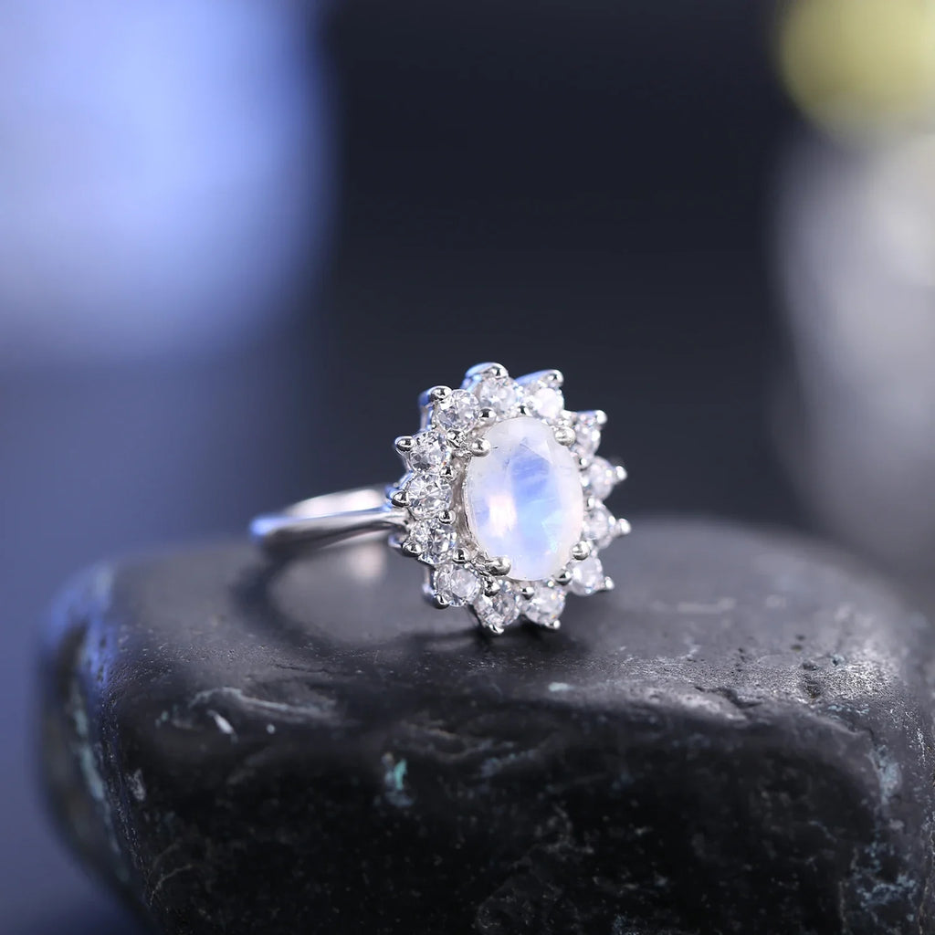 Mondstein- und Diamant-CZ-Ring (Mini) mit einem ovalen Mondstein und CZ-Versprechensring für sie | Shop Nory