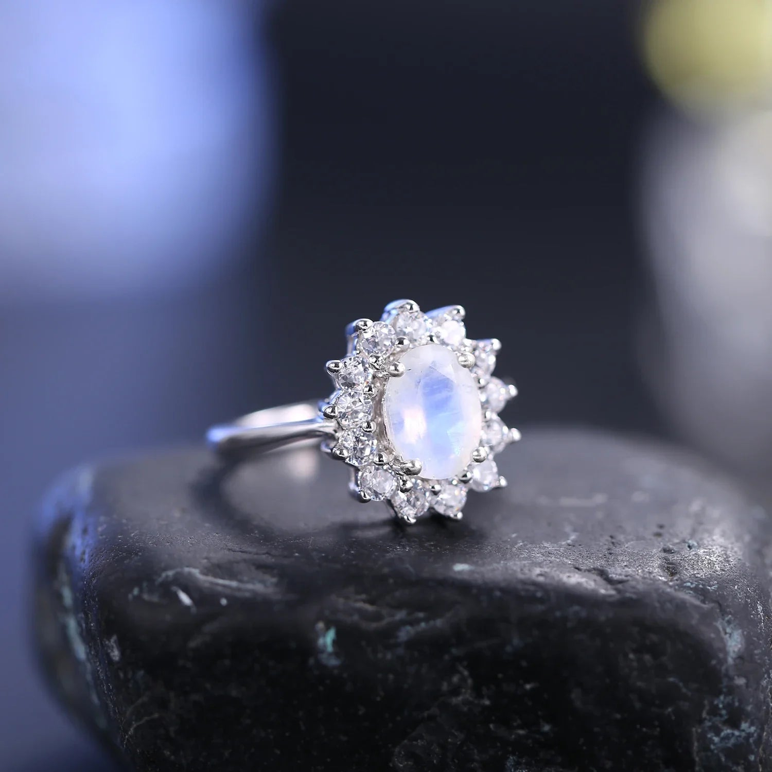 Mondstein- und Diamant-CZ-Ring (Mini) mit einem ovalen Mondstein und CZ-Versprechensring für sie | Shop Nory